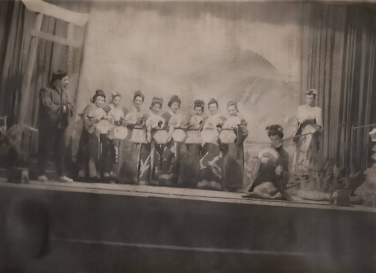 1947 Weihnachten in Oksboel, Gruppenbild aller Mitwirkenden der Aufführung "Die Geisha"